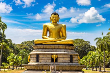 Colombo, Sri Lanka 'daki Viharamahadevi parkında oturan dev Buda.