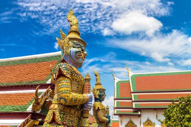 Wat Phra Kaew 'deki Şeytan Koruyucusu (Zümrüt Buddha Tapınağı), Bangkok' ta bir yaz günü Büyük Saray