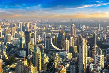Bir yaz akşamında gün batımında Bangkok 'un hava manzarası