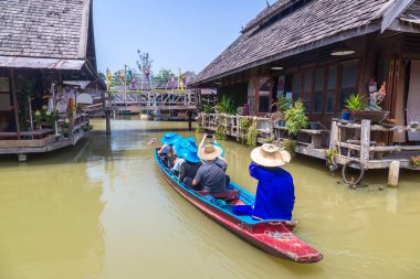 Bir yaz günü Tayland, Pattaya 'da yüzen pazar