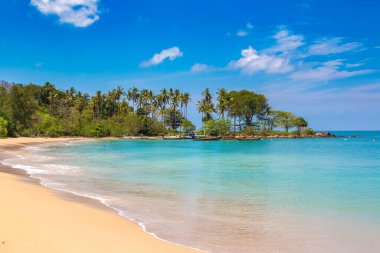 Güneşli bir günde Tayland 'daki Koh Lanta Yai adasında dinlenin.