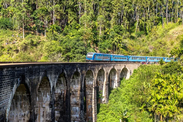 Güneşli bir günde Sri Lanka 'daki Nine kemer köprüsündeki eski tren
