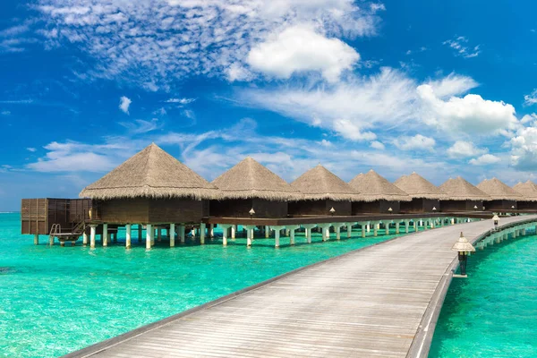 Vattenvillor Bungalows Och Träbro Vid Den Tropiska Stranden Maldiverna Sommardagen — Stockfoto