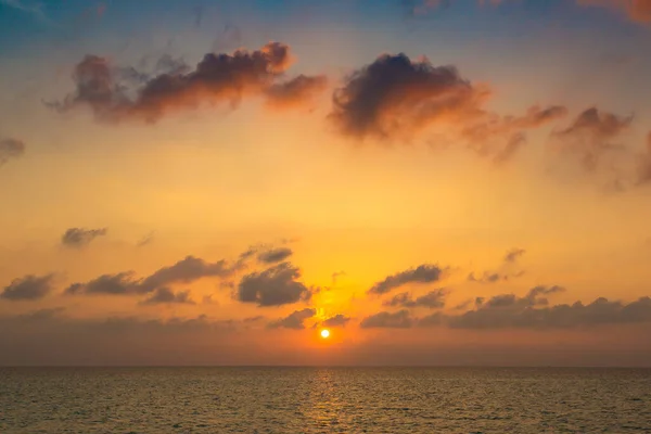 Όμορφο Τροπικό Ηλιοβασίλεμα Πάνω Από Θάλασσα Ένα Καλοκαιρινό Βράδυ — Φωτογραφία Αρχείου