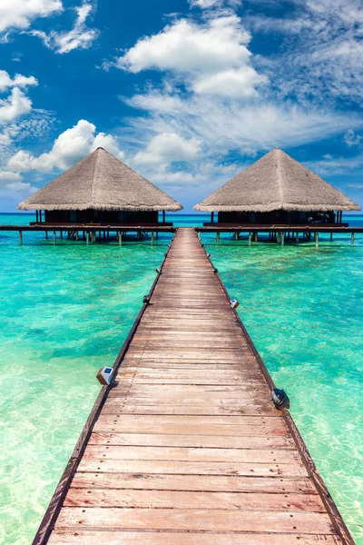 Водные Виллы Бунгало Деревянный Мост Тропическом Пляже Мальдивах Летний День — стоковое фото