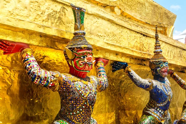 Demon Guardian Standbeelden Ondersteunen Gouden Chedi Stupa Wat Phra Kaew — Stockfoto