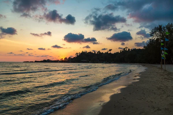 ดวงอาท ตกท ชายหาดเขตร อนท เกาะช ประเทศไทย ในว แดด — ภาพถ่ายสต็อก