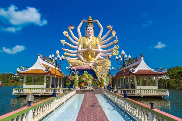 夏の日にタイ サムイ島のワット プライ ラーム寺院におけるシヴァの像 — ストック写真