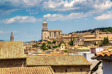 Girona ve bir güzel yaz günü katedralde hava manzarayı,