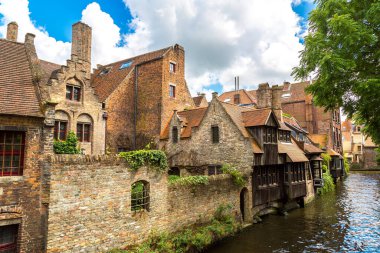 Belçika 'da güzel bir yaz gününde, Bruges' deki kanallar boyunca evler
