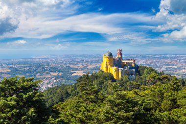 Pena Ulusal Sarayı Sintra'panoramik manzarasına güzel yaz gün, Portekiz
