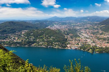 Güzel yaz günü içinde İtalya Como Gölü'nün panoramik havadan görünümü