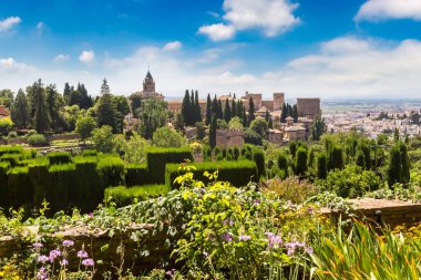 Arapça Granada'da Alhambra kalede bir güzel yaz günü, İspanya