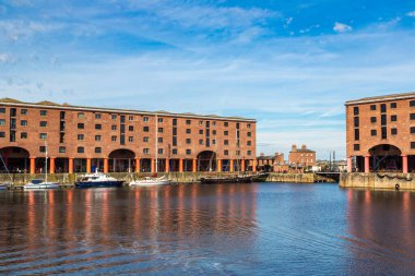 Albert Dock Liverpool görünümünde bir güzel yaz günü, İngiltere, Amerika Birleşik Devletleri