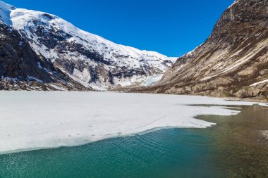 Nigardsbreen buzul Nigardsvatnet Jostedalsbreen ulusal parkında güneşli bir Norveç'te