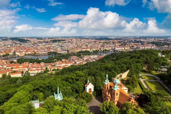 在一个美丽的夏日 捷克共和国布拉格查理大桥全景鸟瞰图 — 图库照片