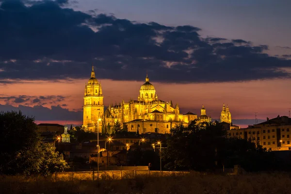 西班牙萨拉曼卡大教堂在一个美丽的夏夜 — 图库照片