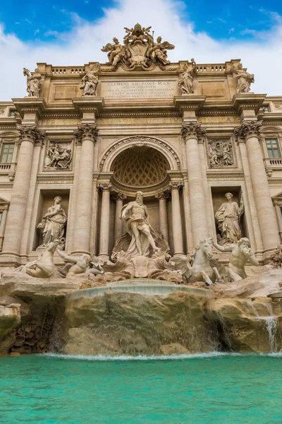 在罗马 意大利在炎热的夏天 特雷维喷泉 — 图库照片