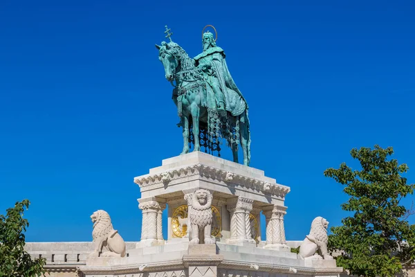 Jazda Konna Posąg Stefana Pierwszego Króla Węgier Przed Basztą Rybacką — Zdjęcie stockowe