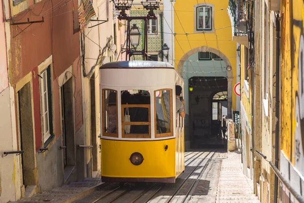 美しい夏の日 ポルトガルのリスボンの市内中心部のグロリア ケーブルカー — ストック写真