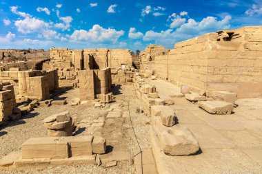 Güneşli bir günde Dendera Tapınağı, Luxor, Mısır