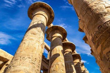 Karnak Tapınağı güneşli bir günde, Luxor, Mısır