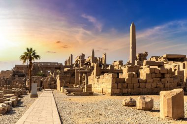 Karnak Tapınağı güneşli bir günde, Luxor, Mısır