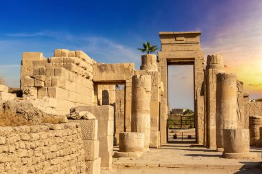 Karnak Tapınağı güneşli bir günde, Luxor, Mısır