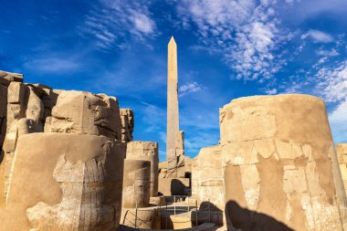 Karnak Tapınağı güneşli bir günde, Luxor, Mısır