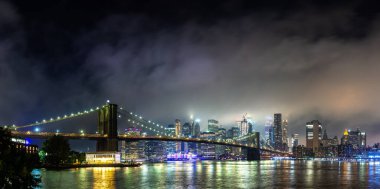 Brooklyn Köprüsü Panoraması ve Manhattan şehir merkezinin panoramik gece görüntüsü New York City, ABD 'de gün batımından sonra