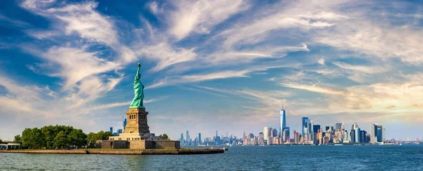 Panorama Sochy Svobody Proti Městskému Pozadí Manhattanu New Yorku Usa — Stock fotografie