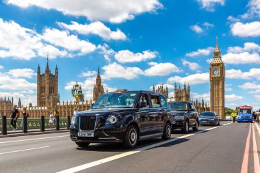 LONDON, BİRLİK KINGDOM - 26 Haziran 2022: Londra 'nın sembolleri - Büyük Ben, Westminster Sarayı ve Londra Taksisi (Black Cab) Londra, İngiltere' deki Westminster Köprüsü 'nde