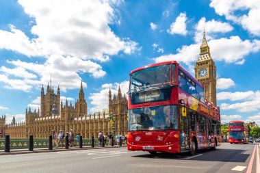 LONDON, BİRLİK KINGDOM - 26 HAZİRAN 2022 - Zıplama Otobüsü - Westminster Köprüsü üzerinde şehir turu Londra ve Büyük Ben ve Londra, İngiltere 'deki Westminster Sarayı