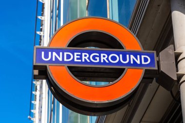 LONDON, İngiltere - 17 Haziran 2022 Londra yeraltı tabelası güneşli bir yaz günü Londra, İngiltere