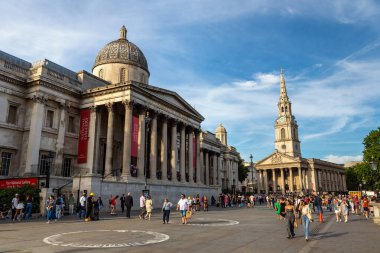 LONDON, BİRLİK KINGDOM - 26 Haziran 2022: Ulusal Galeri ve St-Martin-in-the-Fields Kilisesi Londra, İngiltere 'de gün batımında Trafalgar Meydanı' nda