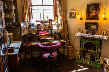 LONDON, BİRLİK KINGDOM - 26 Haziran 2022: Londra, İngiltere 'de Baker Caddesi' nde Victoria tarzı Sherlock Holmes Müzesi 'nin klasik iç mimarisi