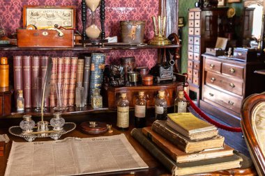 LONDON, BİRLİK KINGDOM - 26 Haziran 2022: Londra, İngiltere 'de Baker Caddesi' nde Victoria tarzı Sherlock Holmes Müzesi 'nin klasik iç mimarisi
