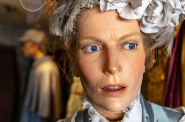 LONDON, BİRLİK KINGDOM - 26 Haziran 2022: Balmumu figürleri Londra, İngiltere 'de Baker Caddesi' nde Victoria tarzı Sherlock Holmes Müzesi 'nde