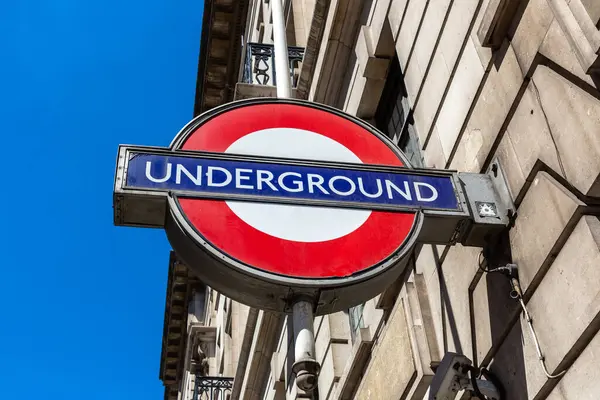 2022年6月17日 伦敦一个阳光明媚的夏日 伦敦的地下标志 — 图库照片