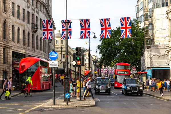 英国伦敦 2022年6月26日 在阳光明媚的英国 伦敦出租车 Cab 和红色双层巴士 — 图库照片
