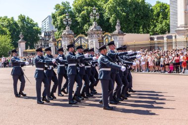 LONDON, İngiltere - 17 Haziran 2022: Güneşli bir yaz gününde Londra 'daki Buckingham Sarayı önünde muhafız seremonisinin değiştirilmesi