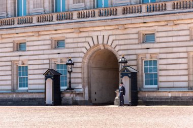 LONDON, İngiltere - 17 Haziran 2022: Güneşli bir yaz gününde Londra 'daki Buckingham Sarayı kraliyet muhafızları ve kapısı