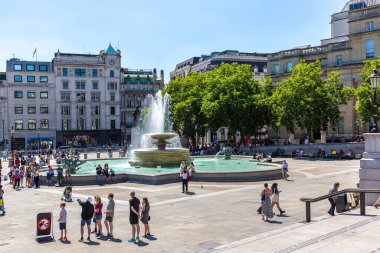 BİRLİK KINGDOM - 26 Haziran 2022: Güneşli bir yaz günü Londra, İngiltere 'de Trafalgar Meydanı' nda Çeşme