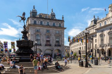 LONDON, İngiltere - 17 Haziran 2022: Güneşli bir yaz gününde Londra 'daki Piccadilly Circus' ta insanlar