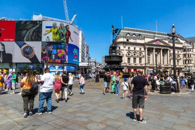 LONDON, İngiltere - 17 Haziran 2022: Güneşli bir yaz gününde Londra 'daki Piccadilly Circus' ta insanlar