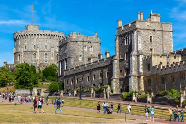 WINDSOR, İngiltere - 19 Haziran 2022: Güneşli bir yaz gününde Windsor Şatosu 'nun avlusunda turistler
