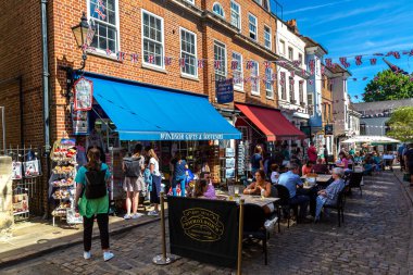 WINDSOR, İngiltere - 19 Haziran 2022: Güneşli bir yaz gününde popüler turist Windsor kasabası, İngiltere