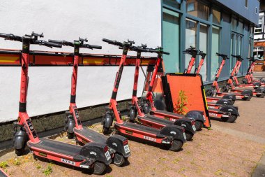 OXFORD, İngiltere - 11 Haziran 2022: Bir yaz günü Oxford 'da bir sokakta VOI şirketi tarafından kiralanan elektrikli scooterlar