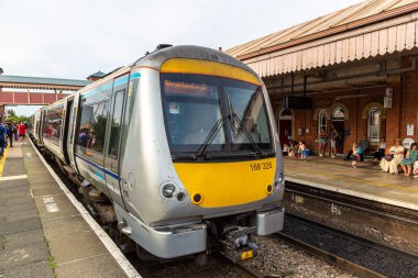 STRATFORD-UPON-AVON, İngiltere - 11 Haziran 2022: Stratford-upon-Avon tren istasyonu, İngiltere