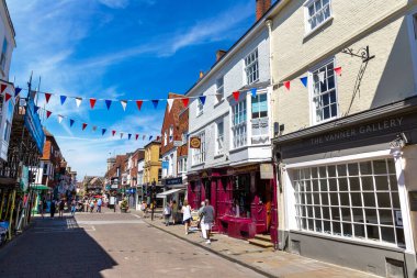 SALISBURY, İngiltere - 17 Haziran 2022: Güneşli bir yaz gününde Salisbury 'deki eski binalar ve tipik caddeler, İngiltere